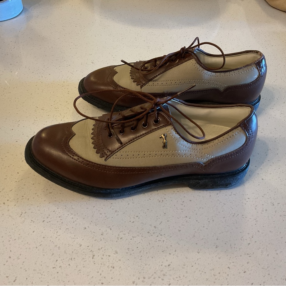 Lady Fairway size 6.5 golf shoes. Very good condition.